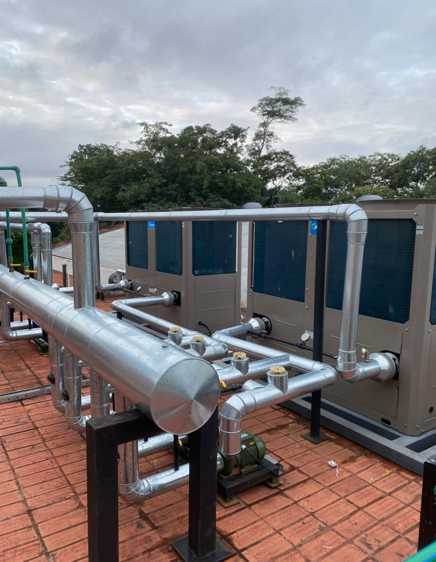 Chiller y cañerías de agua fría