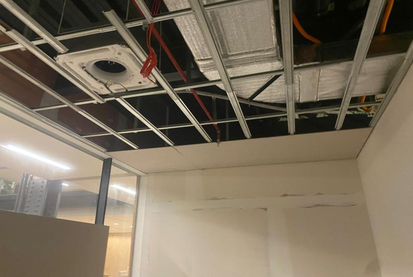 Montaje de split tipo ducto y cassette en oficinas corporativas